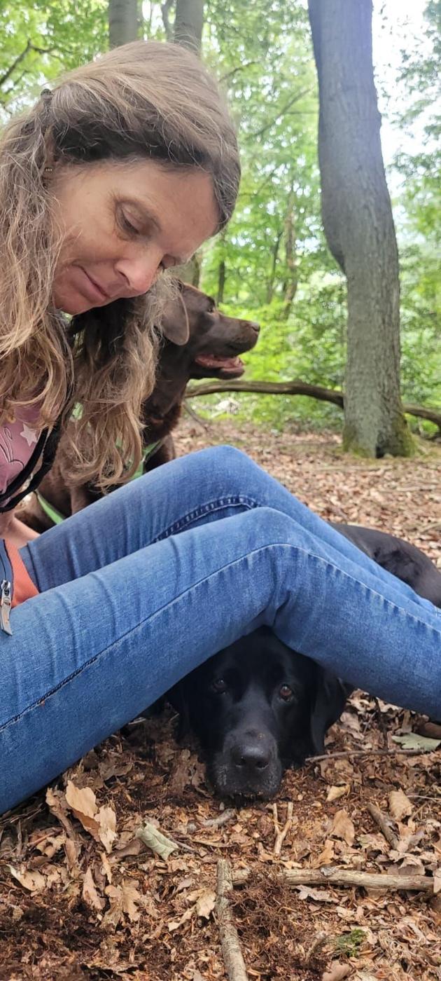 Tanja Volkenrath mit ihren Hunden im Wald